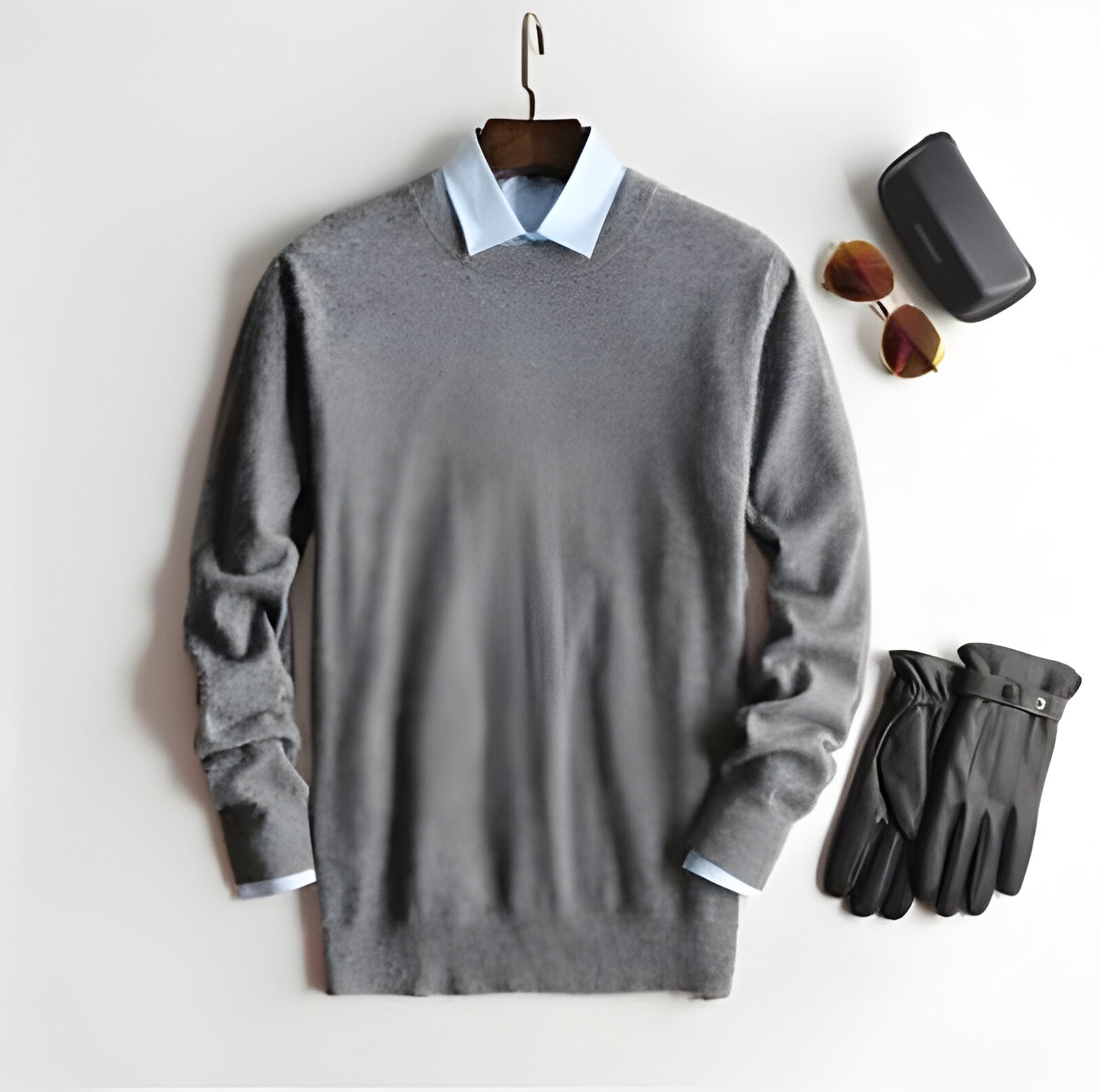 Classic men's cashmere pullover sweater, high quality and elegant for a comfortable and sophisticated look.