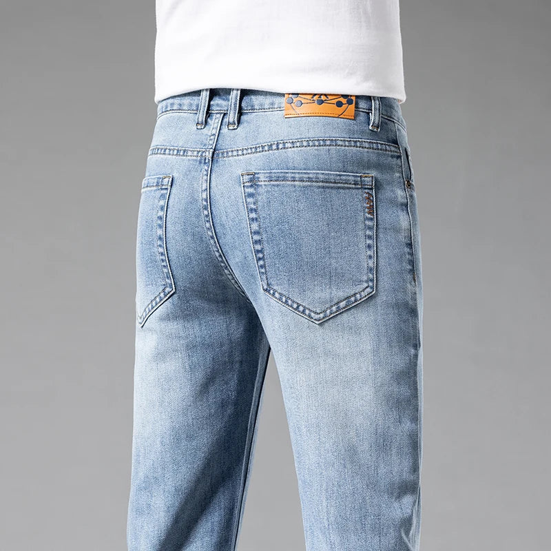 Comfortable men's stretch denim jeans, modern fit, ideal for flexible movement and all-day wear.