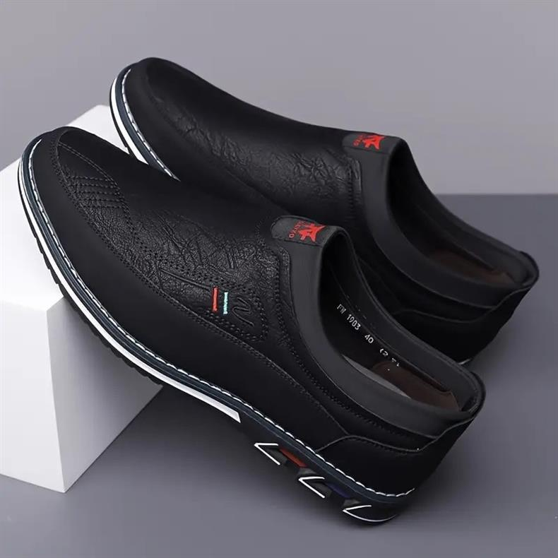 Stylish men's loafers, modern hybrid design with cushioned comfort for versatile everyday wear.