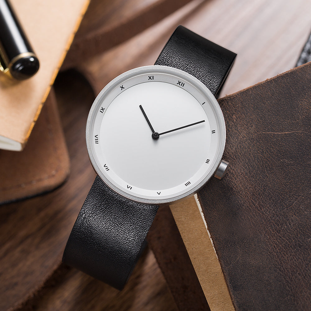Elegant men's everyday watch, minimalist design, easy-to-read dial, a timeless accessory.