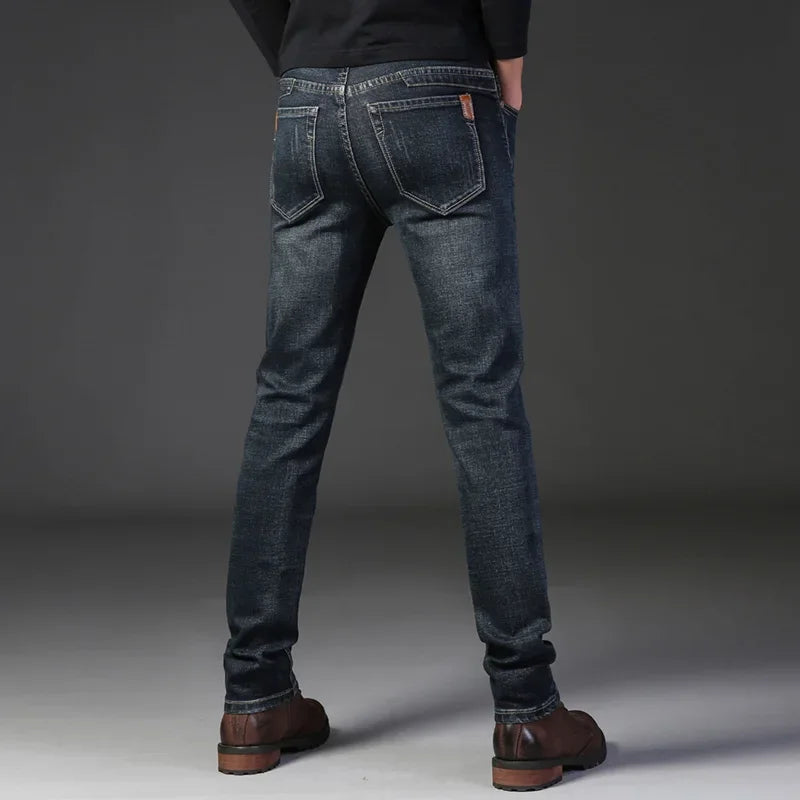 Comfortable & modern men's slim fit stretch jeans in versatile washed gray for a polished look.
