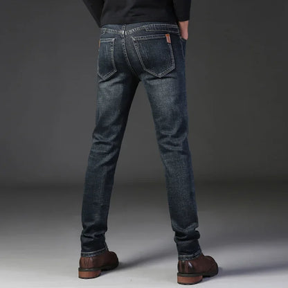Comfortable & modern men's slim fit stretch jeans in versatile washed gray for a polished look.
