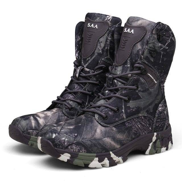 Durable men's tactical combat boots for outdoor adventure, featuring strong sole and ankle support.