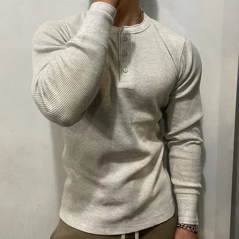 Men's training Henley muscle shirt designed for intense workouts, providing freedom of movement & peak performance.