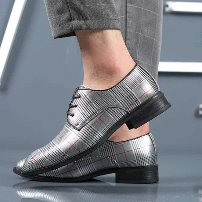 High-quality men's plaid formal shoes, classic lace-up oxford style for elegant outfits.