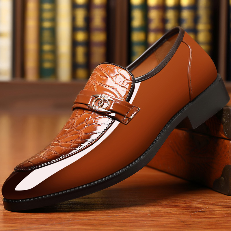 Refined men's loafers: black polished slip-on, suitable for smart casual & formal occasions.