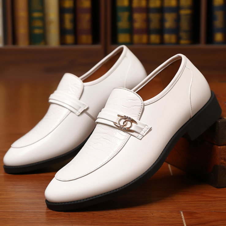 Comfortable & stylish men's loafers: polished black slip-on with elegant croc texture.