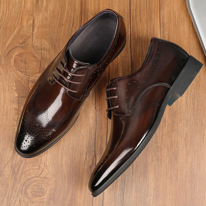 Sophisticated men's lace-up brogue footwear, high-shine finish for a timeless and elegant look.