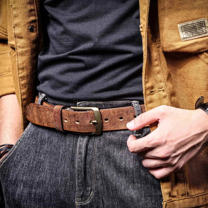 Men's brown cowhide leather waist belt. Classic, durable accessory for everyday wear and lasting quality.