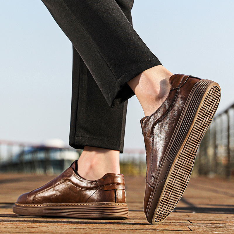 Men's comfortable casual shoes, perfect for everyday adventures.