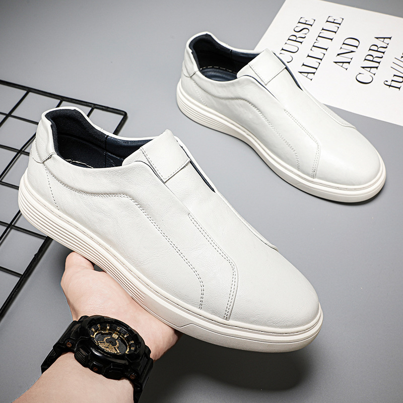 Sophisticated men's sneakers, providing everyday comfort and elegance.