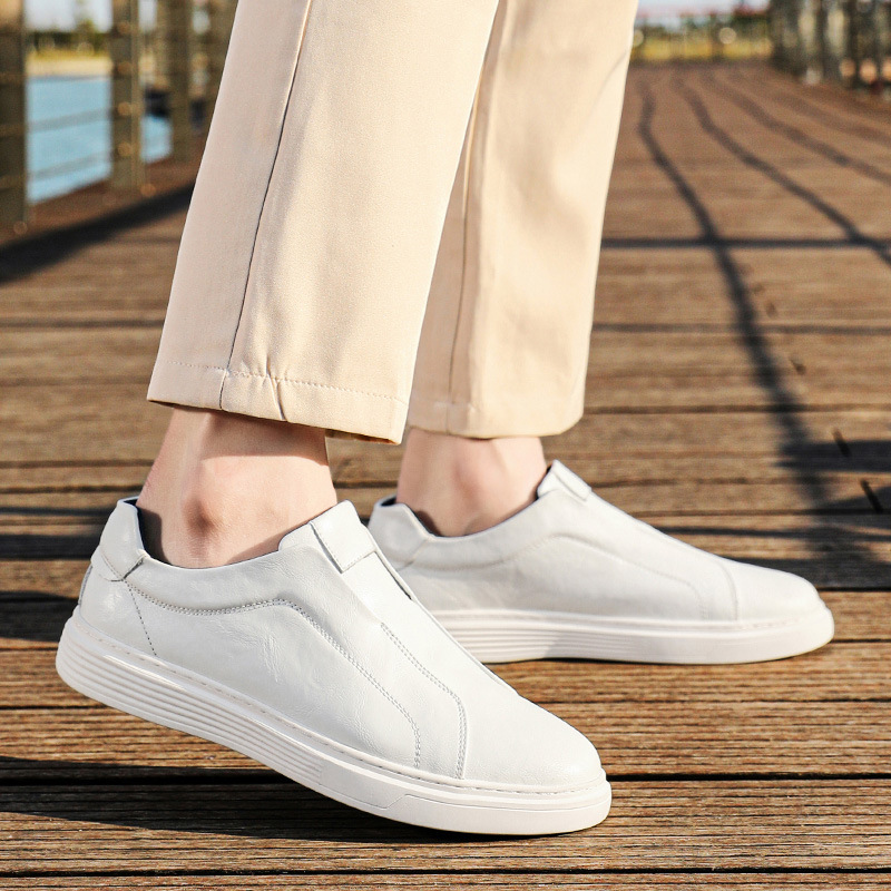 Durable men's sneakers, ideal for walking and daily casual comfort.