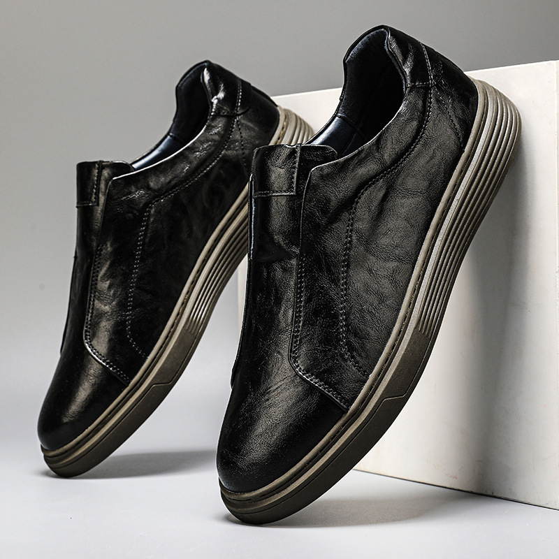 Men's everyday walking sneakers, ensuring comfort and style.