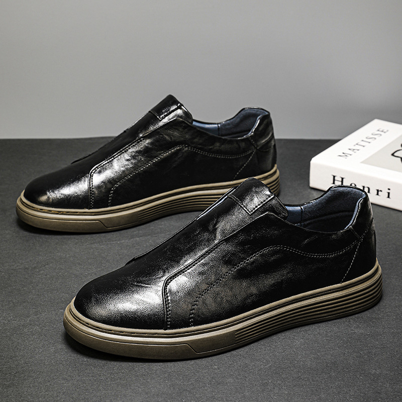 High-comfort men's casual shoes, ideal for daily urban exploration.