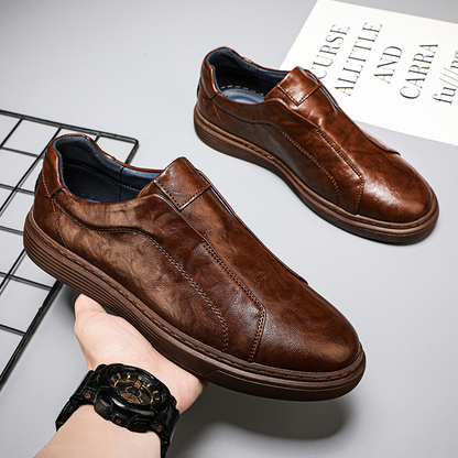 Stylish men's sneakers, ideal for casual outfits and everyday comfort.