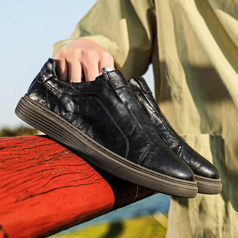 Stylish men's everyday sneakers, perfect for active casual lifestyles.