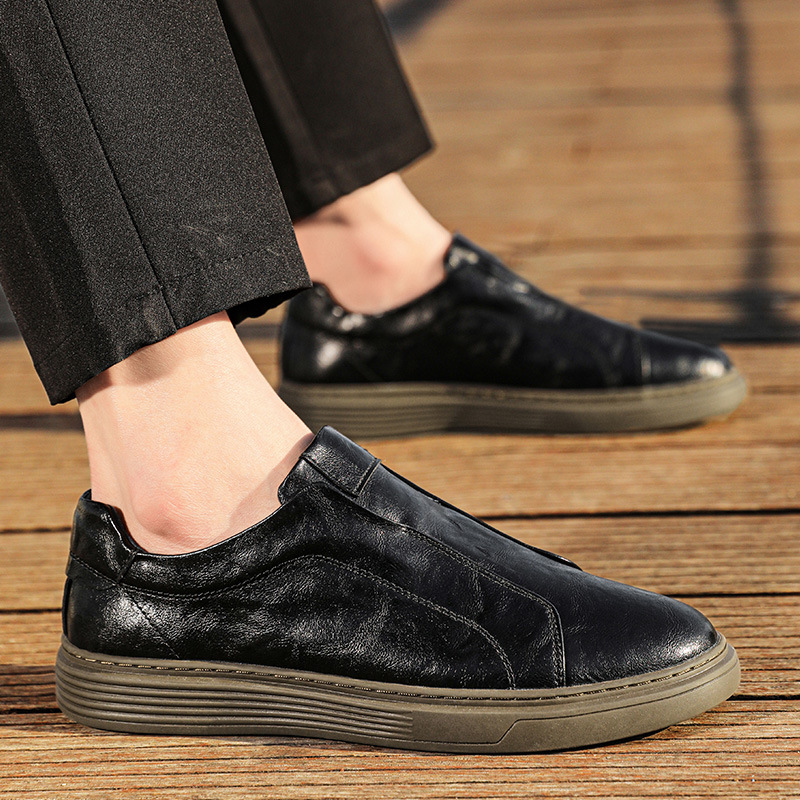 Men's sophisticated casual sneakers, designed for ultimate comfort.