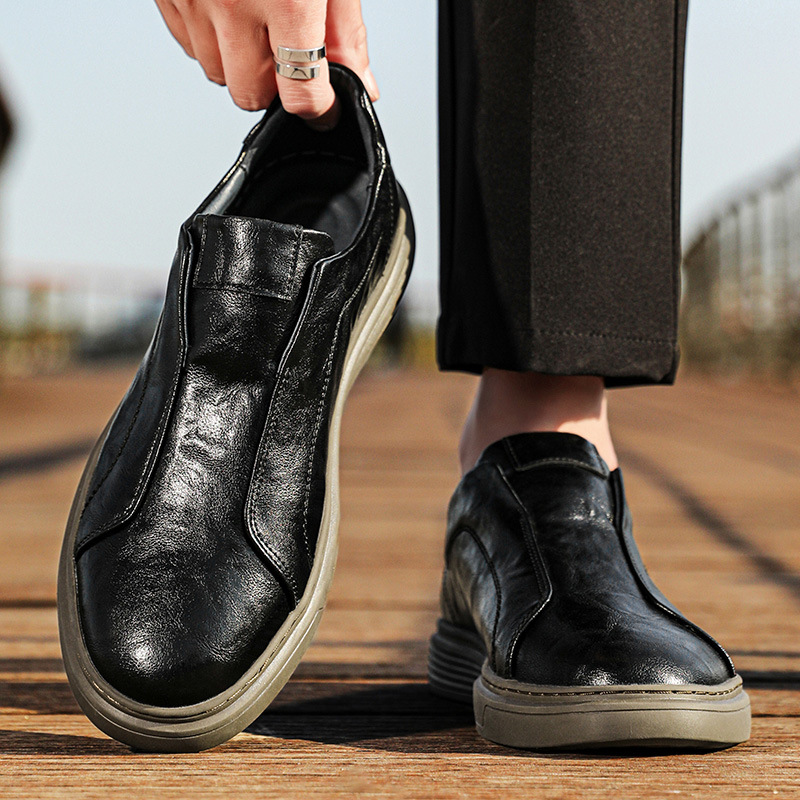 Men's sleek casual sneakers, ideal for modern everyday fashion.