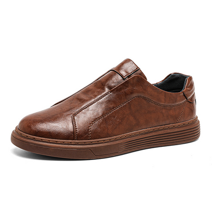 Fashionable men's walking sneakers, combining comfort with trend.