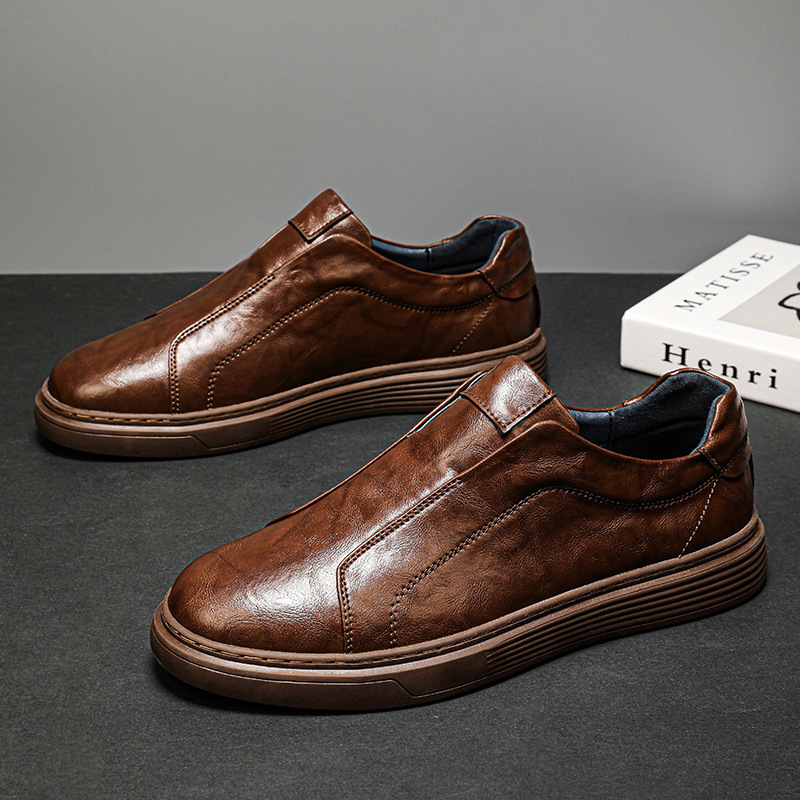 Men's dress-casual sneakers, blending comfort with sophisticated fashion.