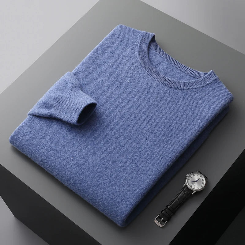 Casual elegant men's long-sleeve crewneck sweater, ideal winter wear for warmth and sophisticated style.