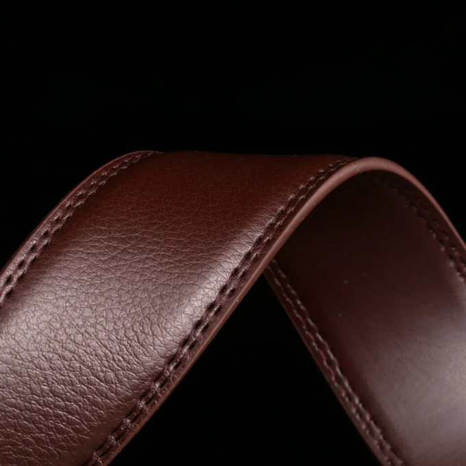 Stylish men's leather belt with innovative automatic ratchet buckle, ideal for dress or casual outfits.
