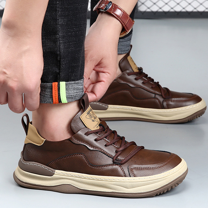 Men's casual walking shoes with padded ankle support for enhanced comfort and stability.