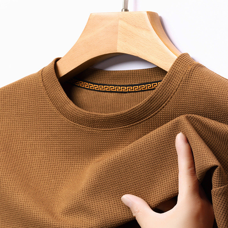 Versatile men's textured short-sleeve t-shirt, a basic essential for everyday casual outfits.