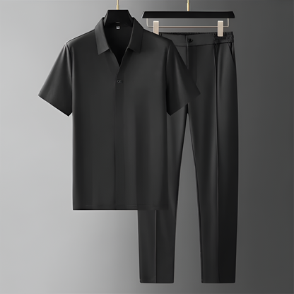Stylish men's fashion: relaxed fit two-piece loungewear set, perfect for casual day-to-day wear.