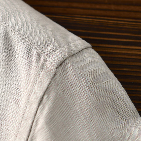 Relaxed fit men's shirt for warm weather, made with breathable fabric, an essential casual button-down.