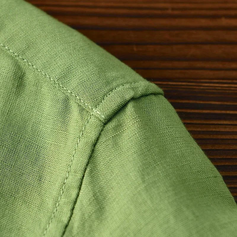 Everyday men's breathable shirt, relaxed fit for comfort in warm weather, an essential versatile piece.