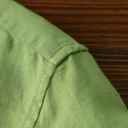 Everyday men's breathable shirt, relaxed fit for comfort in warm weather, an essential versatile piece.