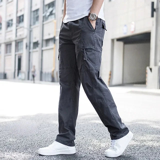 Functional men's relaxed fit cargo pants, practical multi-pocket design for comfortable, versatile casual wear.