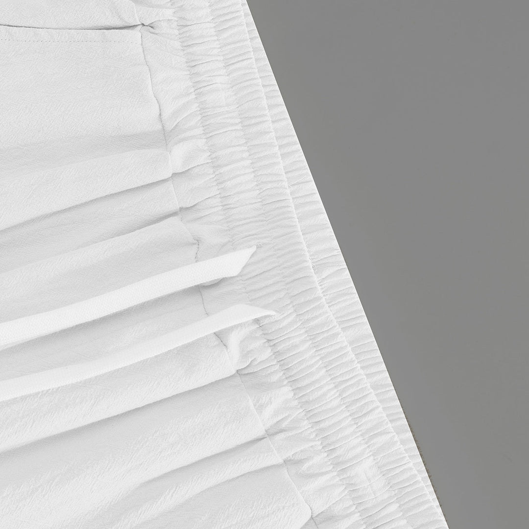 Coordinated men's linen set: relaxed fit shirt and comfortable drawstring pants. Essential for summer fashion.