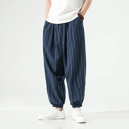 Stylish men's pants with a relaxed cut and elastic cuffs, perfect for comfortable everyday fashion and loungewear.
