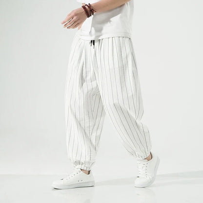 Effortless men's casual pants in a comfortable loose fit, suitable for various activities and relaxed everyday wear.
