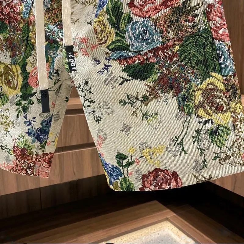 Stylish men's patterned shorts with relaxed fit, perfect for everyday casual comfort.