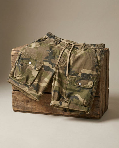 Camo print men's cargo shorts, relaxed fit utility shorts with multiple pockets, perfect for casual outdoor style.