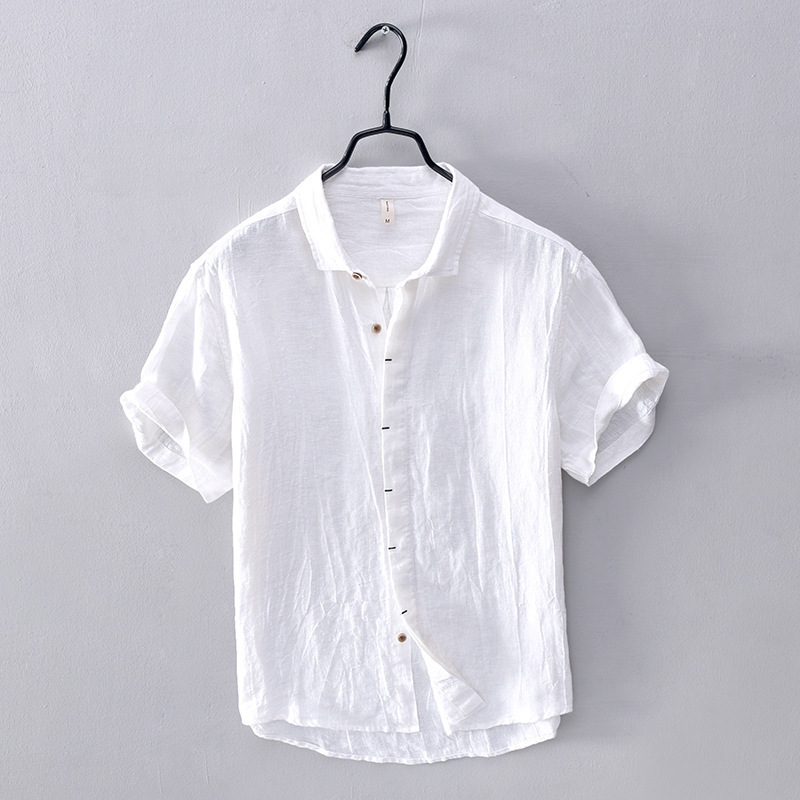 Stylish men's casual short-sleeve button-down shirt with a relaxed fit for summer fashion.