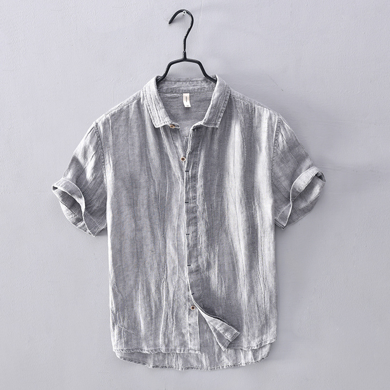 Comfortable men's relaxed fit short-sleeve summer shirt, ideal for a laid-back look.