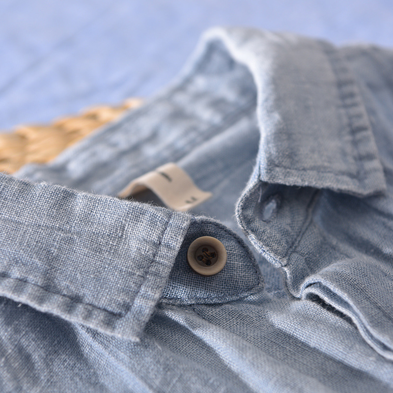 Trendy men's casual short-sleeve shirt, relaxed fit, perfect as a summer button-down.