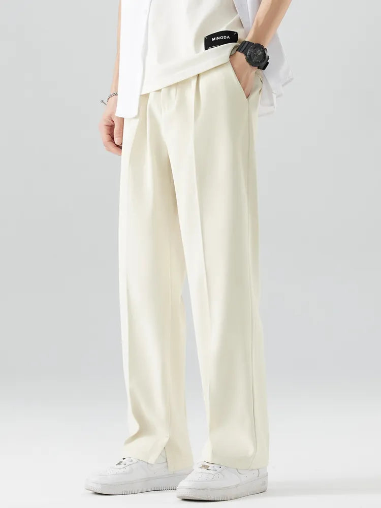 Men's relaxed fit tapered stretch pants for everyday comfort and flexibility.