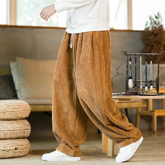 Men's relaxed fit weekend pants in a casual setting, perfect for everyday style & comfort.