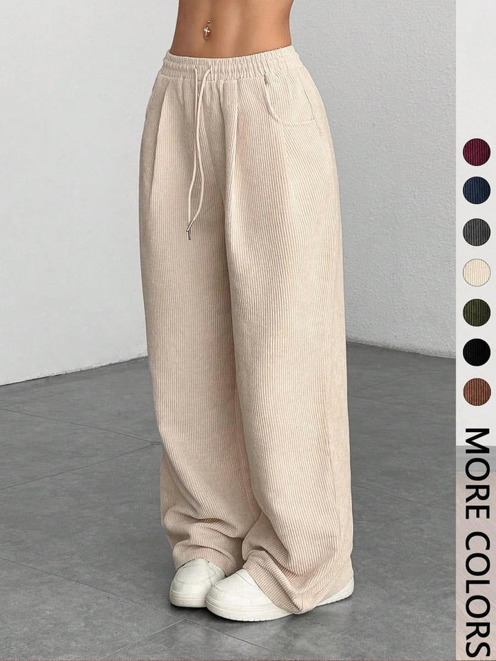 Stylish men's wide-leg trousers, relaxed fit, perfect for versatile fashion and casual comfort.