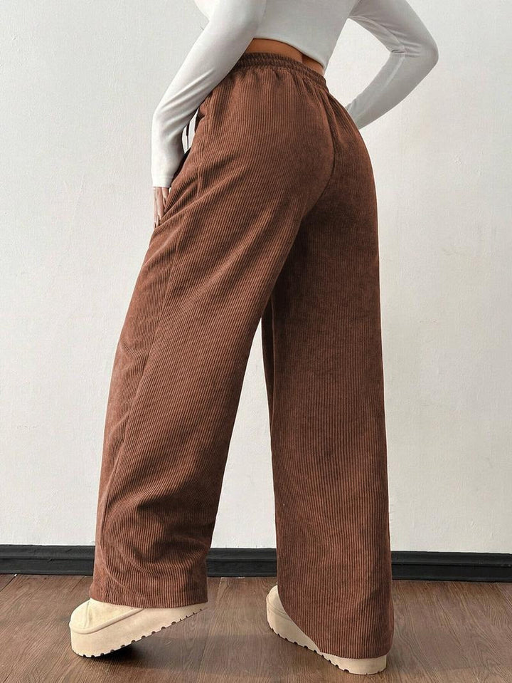 Soft men's wide-leg pants, relaxed fit, ideal for casual comfort and effortless daily wear.