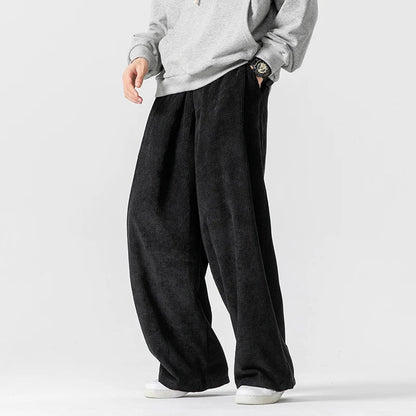 Man showcasing relaxed wide-leg trousers for men, perfect for a casual and effortlessly stylish outfit.
