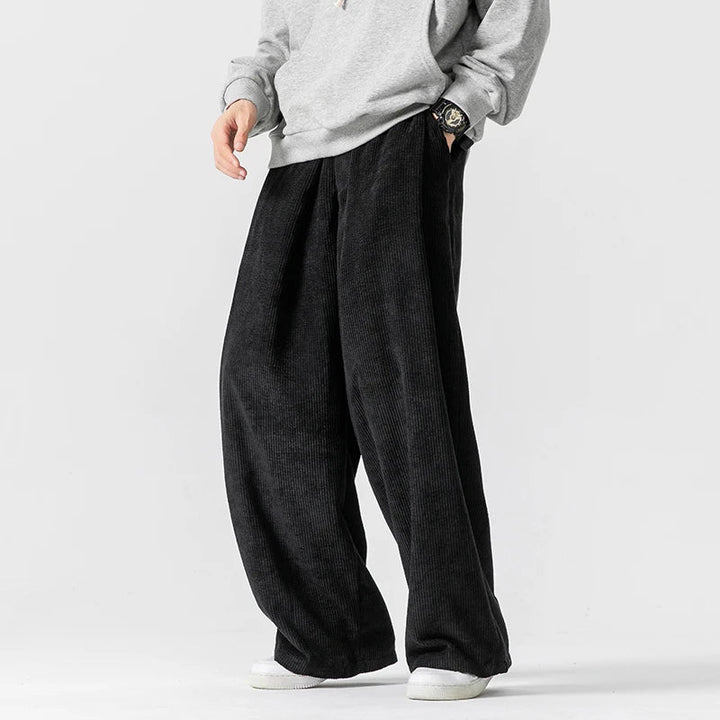 Man showcasing relaxed wide-leg trousers for men, perfect for a casual and effortlessly stylish outfit.