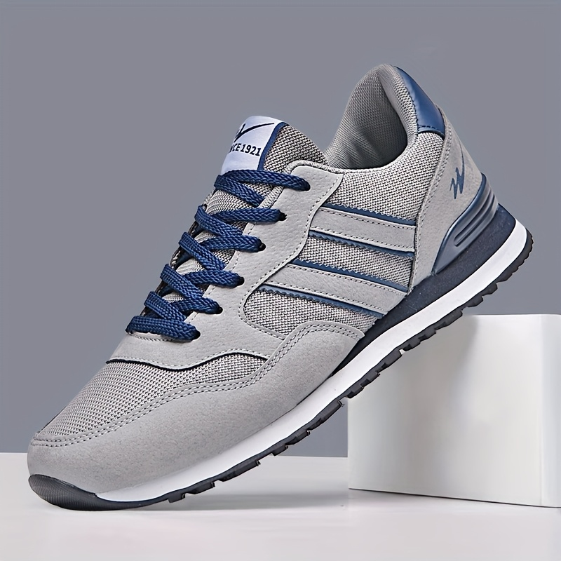Classic men's retro athletic shoes, ideal for casual wear, walking, and running style looks.