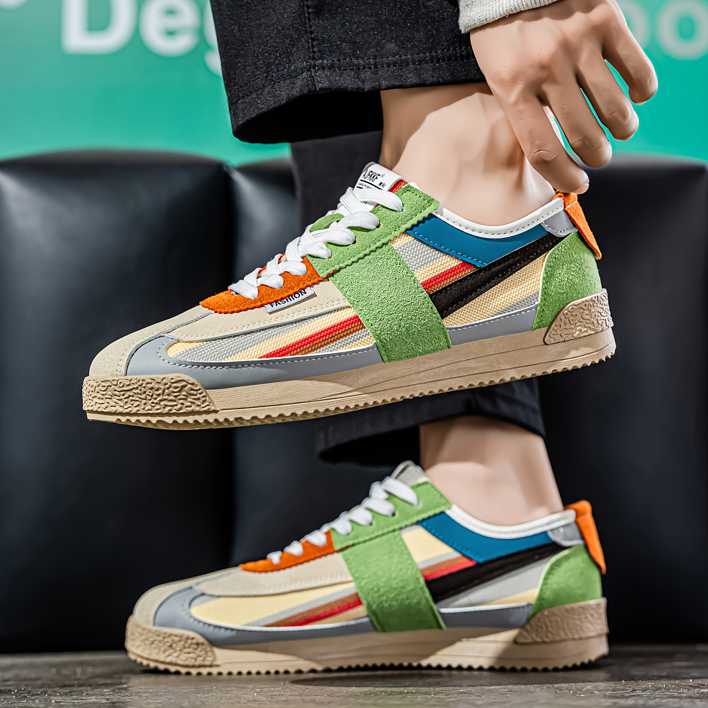 Classic men's retro sneakers, offering a blend of vintage charm and athletic functionality.