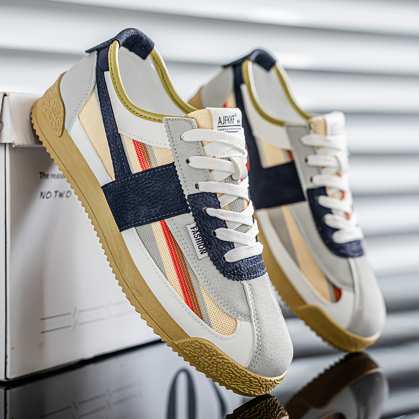 Stylish men's athletic shoes with a retro design, ideal for a comfortable & fashionable look.